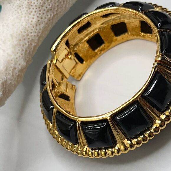 Kenneth Jay Lane Black Enamel Gold Hinged Bangle Bracelet - Picture 7 of 8